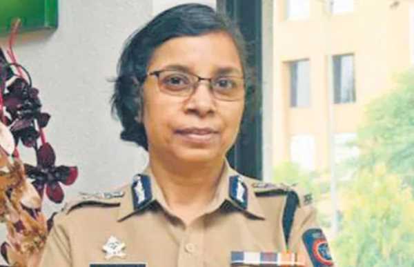 महाराष्ट्र फोन टैपिंग घोटाला : आईपीएस अधिकारी रश्मि शुक्ला के खिलाफ एफआईआर महाराष्ट्र फोन टैपिंग घोटाला : आईपीएस अधिकारी रश्मि शुक्ला के खिलाफ एफआईआर